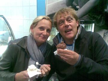 Peter en Tamar eten een afscheidsijsje in de Italisaanse ijssalon in King Street.